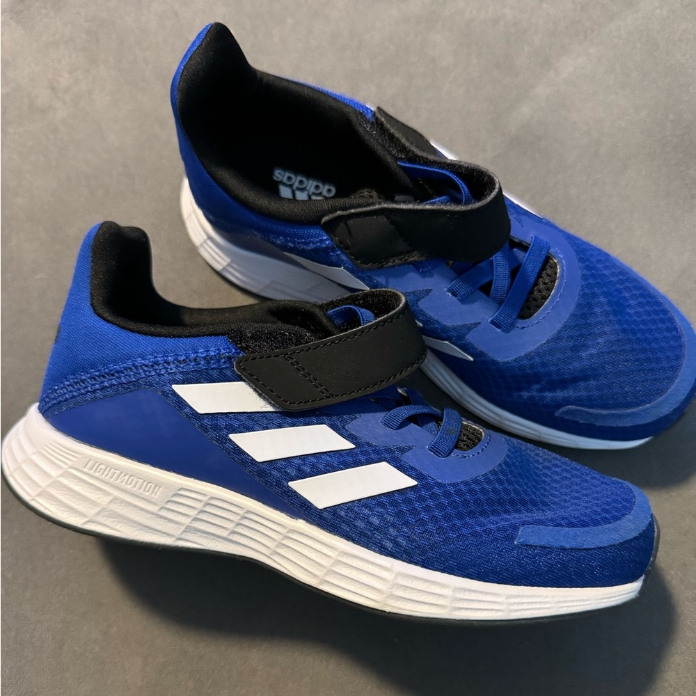 NWOT size 1 boys Adidas sneakers